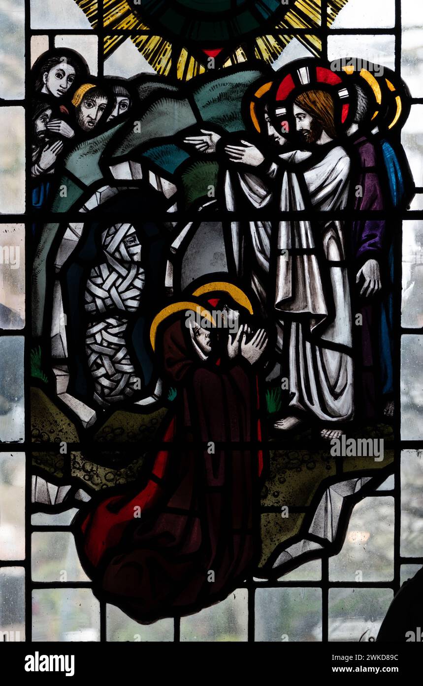 Aufzucht von Lazarus-Buntglas in St. Augustine`s Church, Edgbaston, Birmingham, Großbritannien Stockfoto